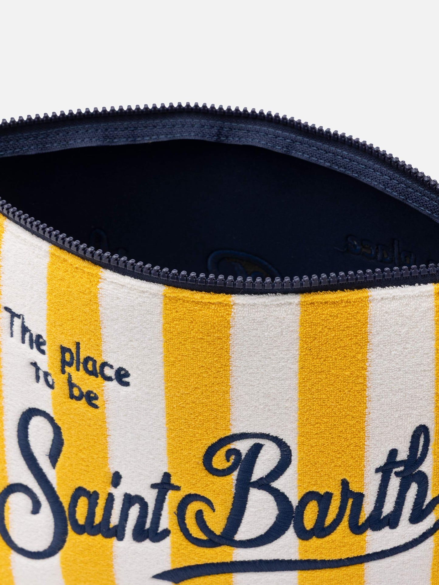 Aline L gestreifte Pochette aus geprägtem Frottee