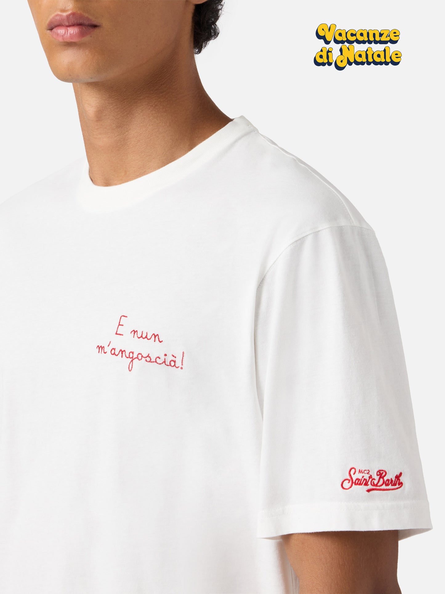 Arnott Warm winter cotton T-shirt in white with E nun m’angoscià embroidery | VACANZE DI NATALE SPECIAL EDITION