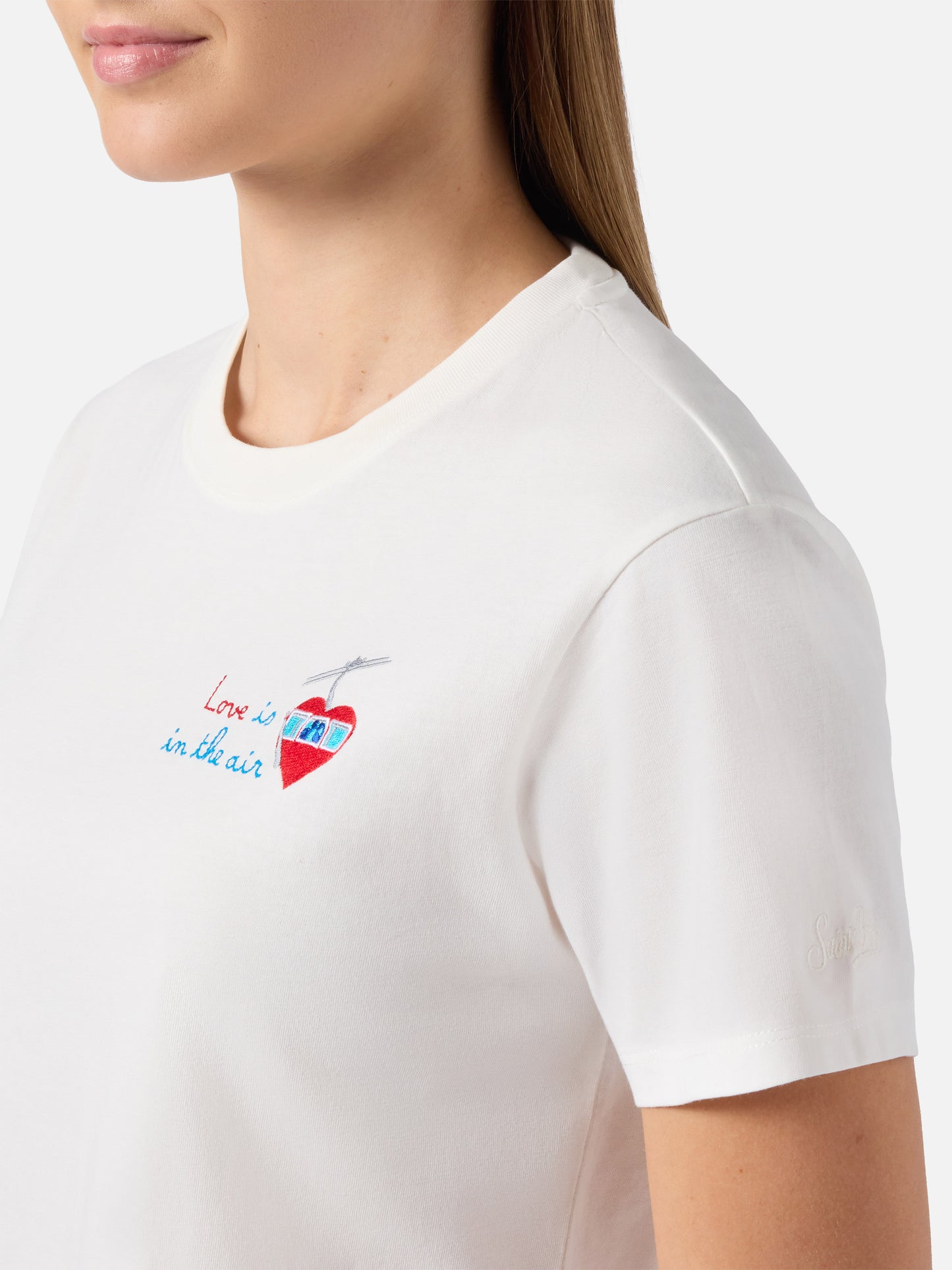 T-shirt Emilie in cotone bianco con ricamo Love is in the air