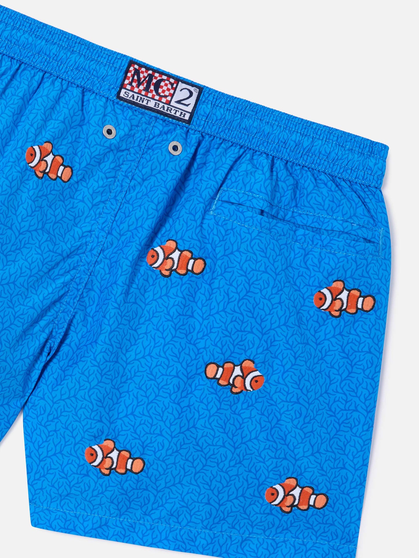 Jean bestickte Badeshorts mit Clownfisch auf korallfarbenem Hintergrund