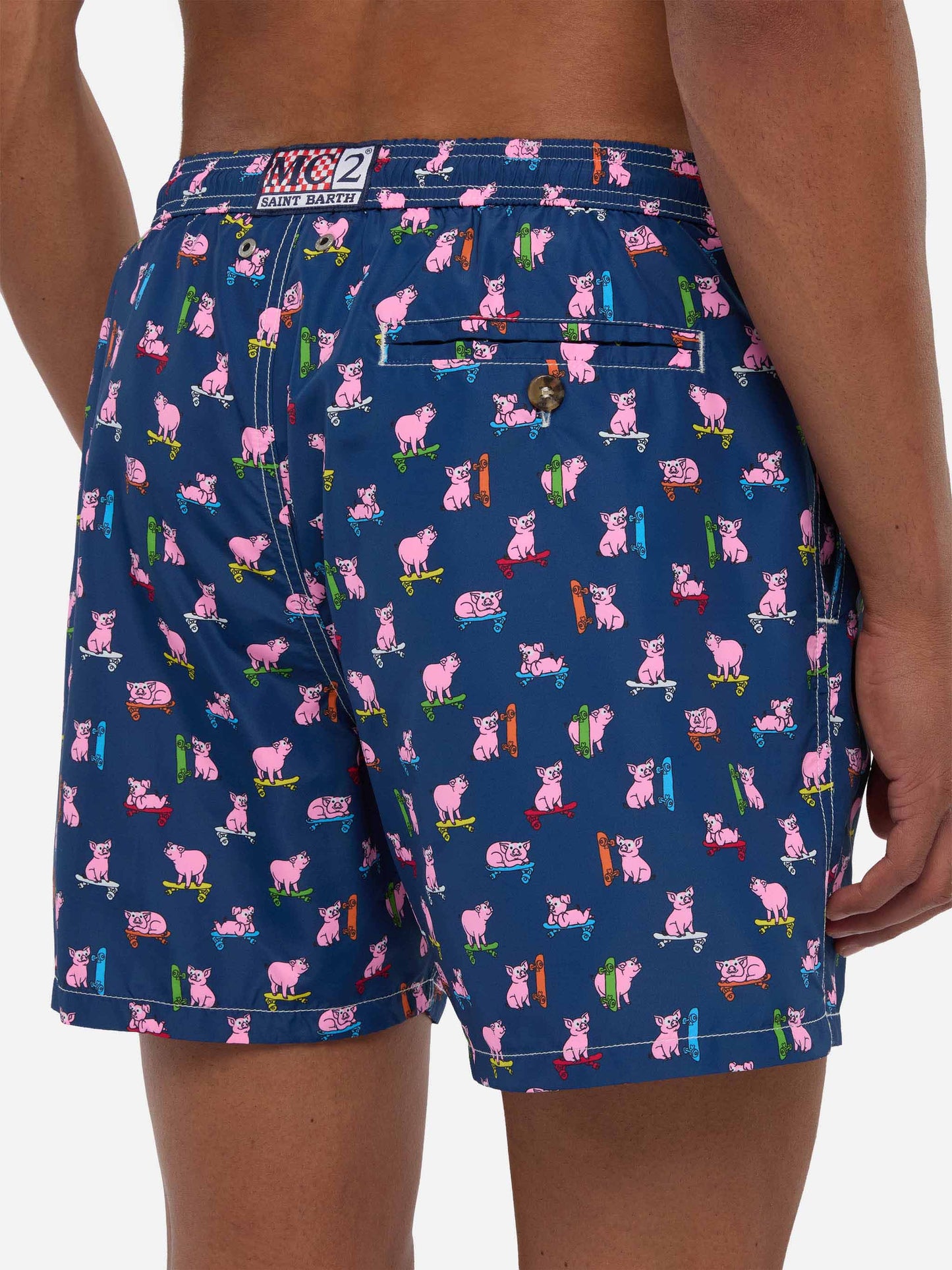 Costume da bagno da uomo in tessuto leggero con stampa maialini skater