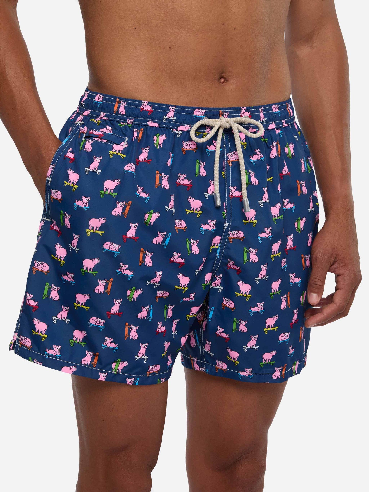 Costume da bagno da uomo in tessuto leggero con stampa maialini skater