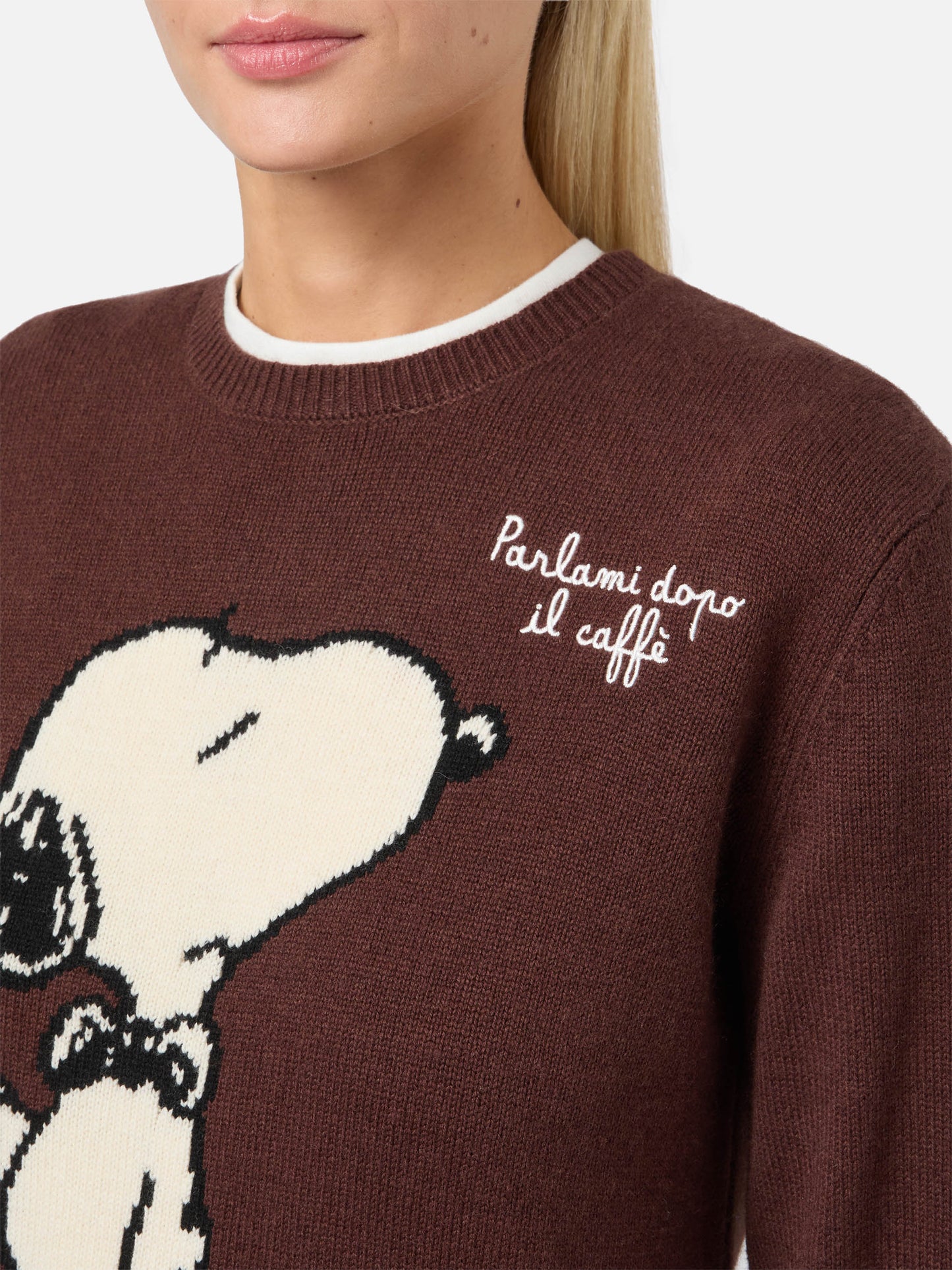 Maglione New Queen in misto cashmere marrone con jacquard Snoopy e ricamo | PEANUTS SPECIAL EDITION