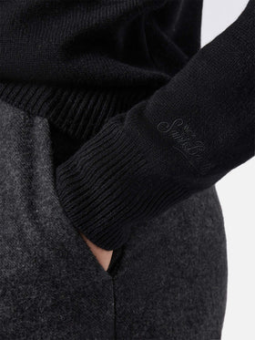 New Queen cashmere-blend sweater in black with Scelgo sempre quello sbagliato embroidery