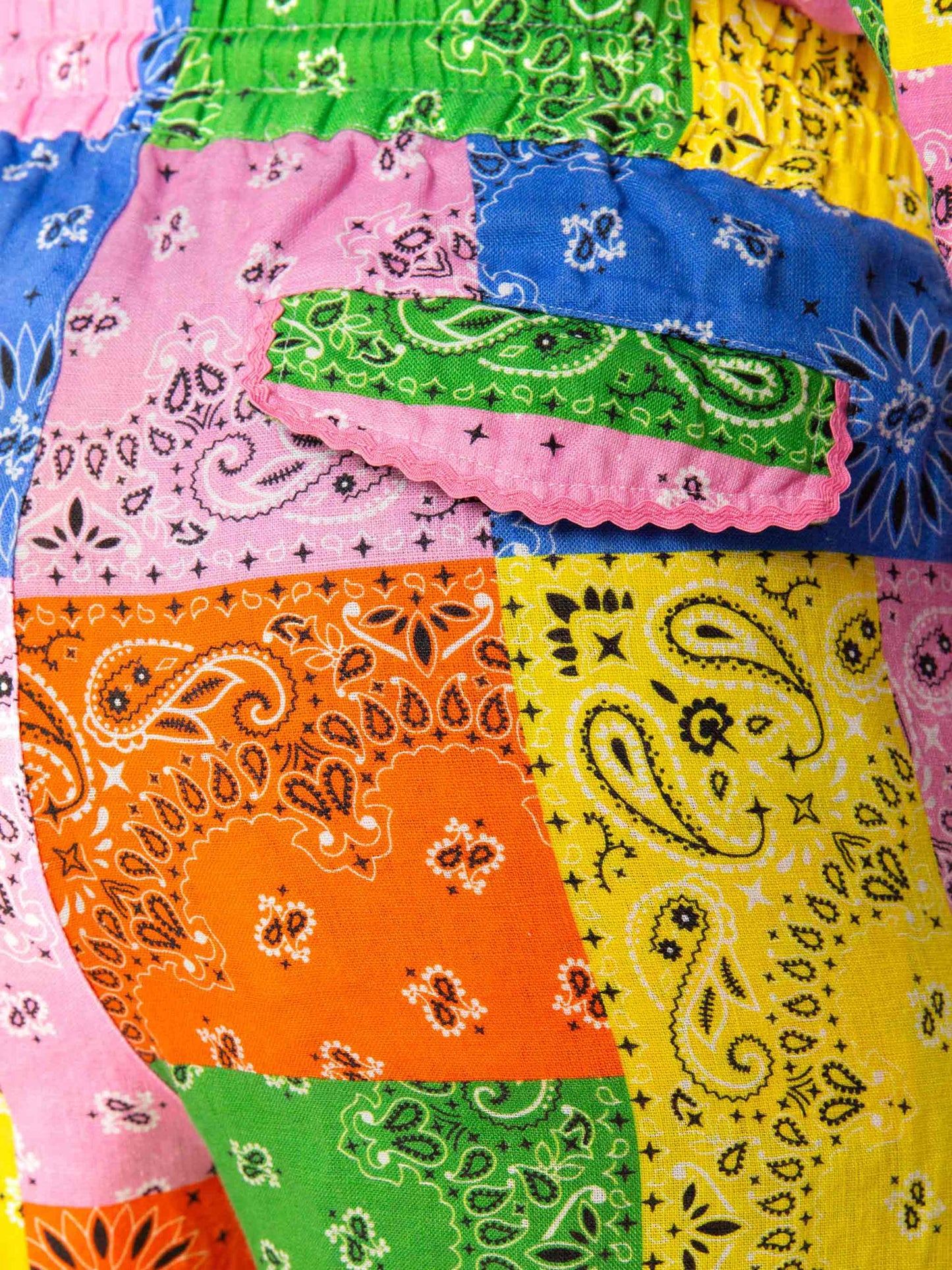 Damenhose aus Leinen mit mehrfarbigem Bandana-Print