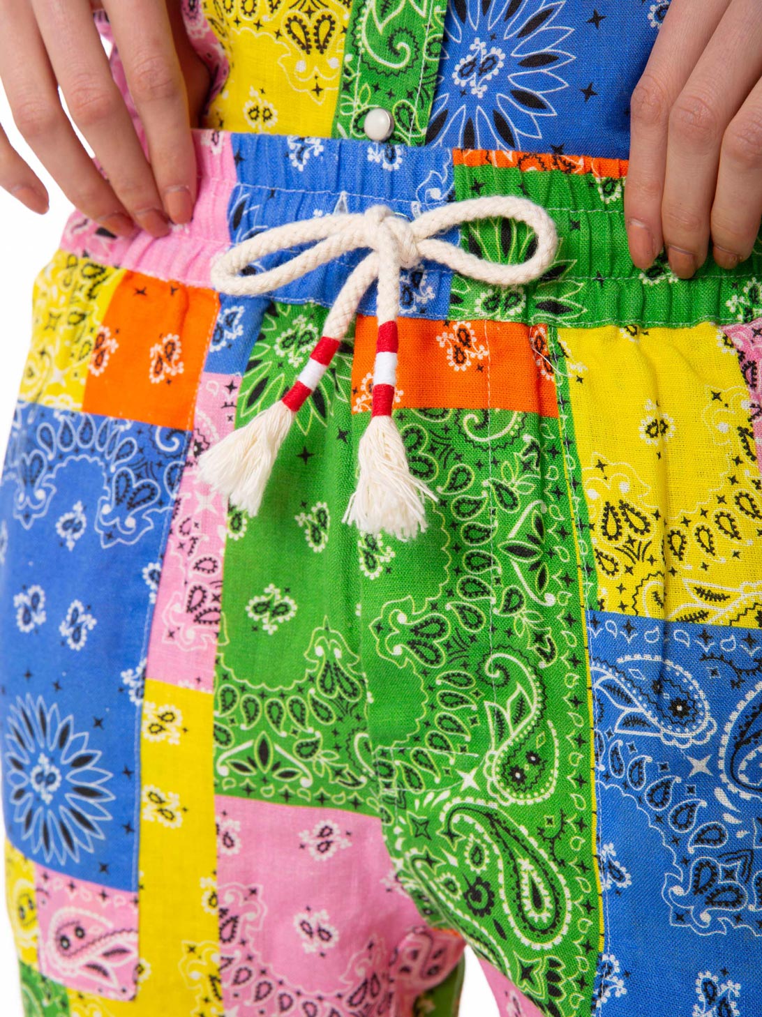 Damenhose aus Leinen mit mehrfarbigem Bandana-Print