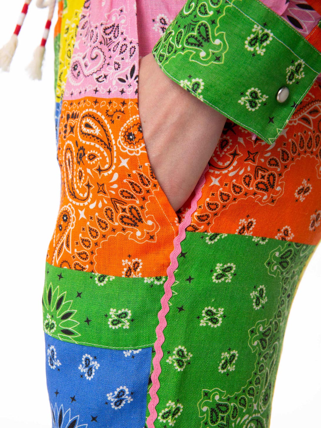 Damenhose aus Leinen mit mehrfarbigem Bandana-Print