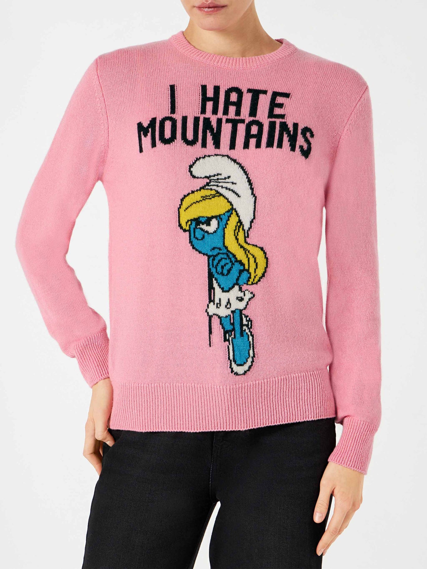 Frau rosa Pullover Ich hasse Berge Schlumpfine | ©PEYO SONDERAUSGABE