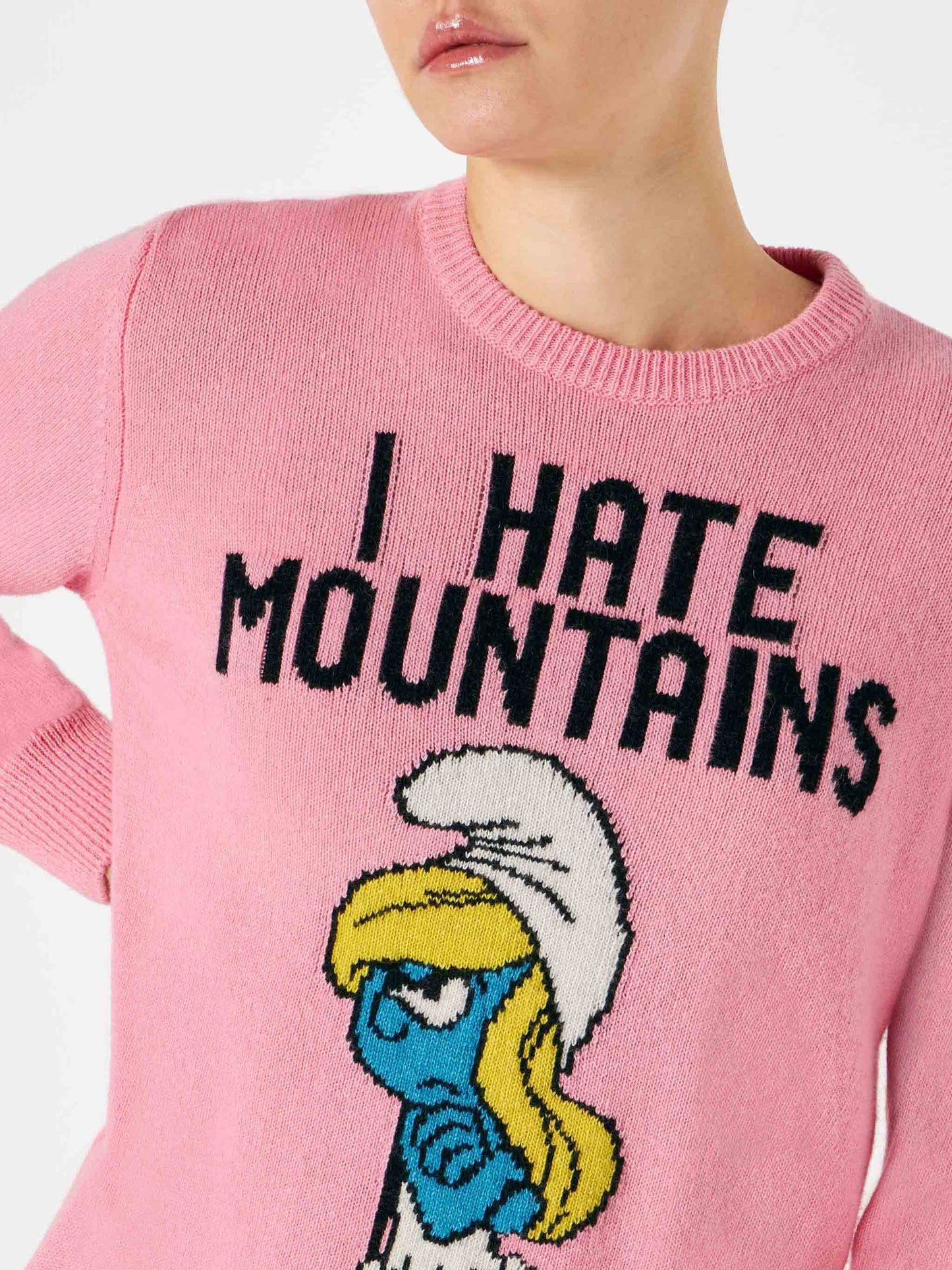 Frau rosa Pullover Ich hasse Berge Schlumpfine | ©PEYO SONDERAUSGABE