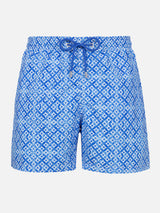 Mittellange Gustavia-Badeshorts für Herren mit geometrischem Majolika-Print