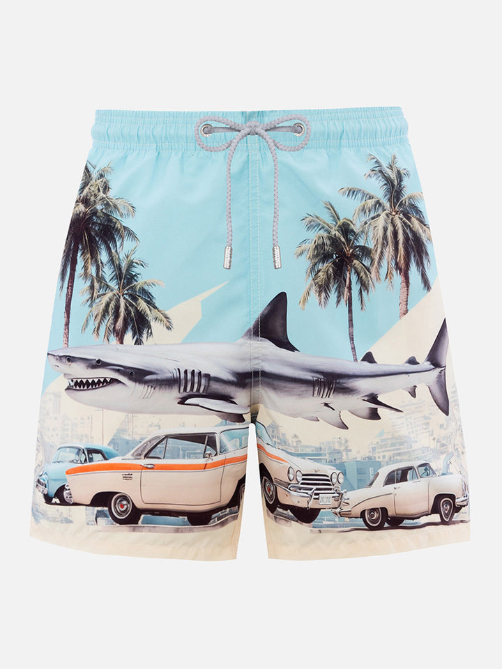 Mittellange Badeshorts Gustavia für Herren mit platziertem Auto- und Hai-Print | KI-MITENTWICKELTES DESIGN VON RICKDICK – POWERED BY RED