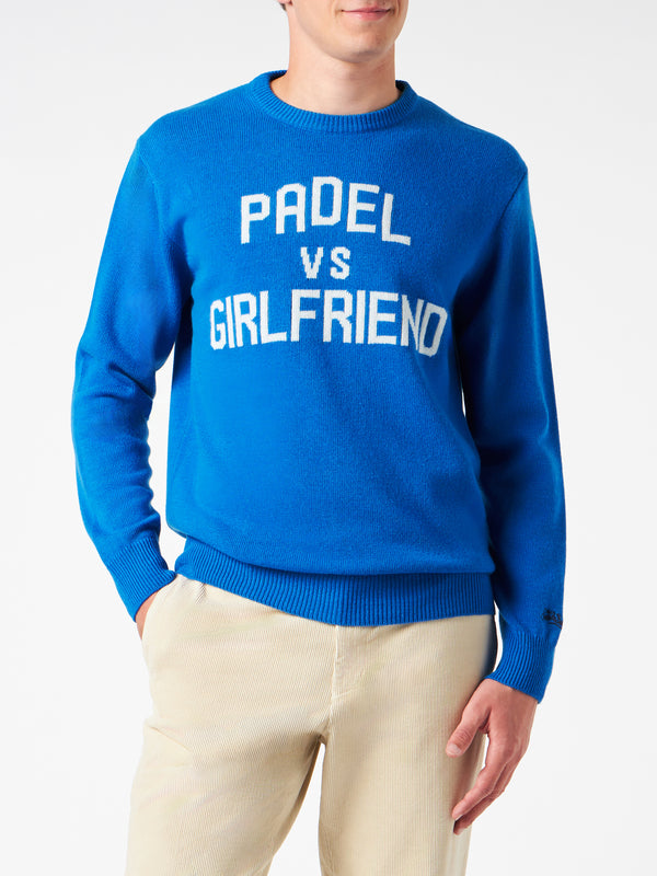 Herrenpullover mit Rundhalsausschnitt und Padel vs. Girlfriend-Jacquard-Print