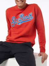 Orangefarbener Herrenpullover mit Rundhalsausschnitt und St. Barth-Stickerei