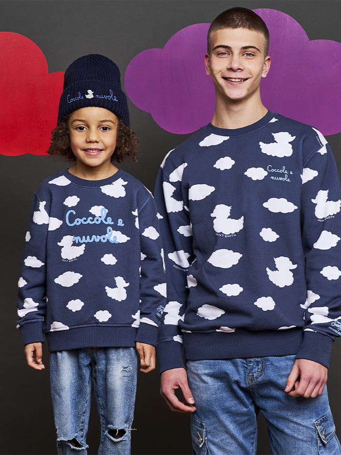 Blaues Sweatshirt mit Rundhalsausschnitt und Coccole e Nuvole-Stickerei | COCCOLEBIMBI SONDERAUSGABE