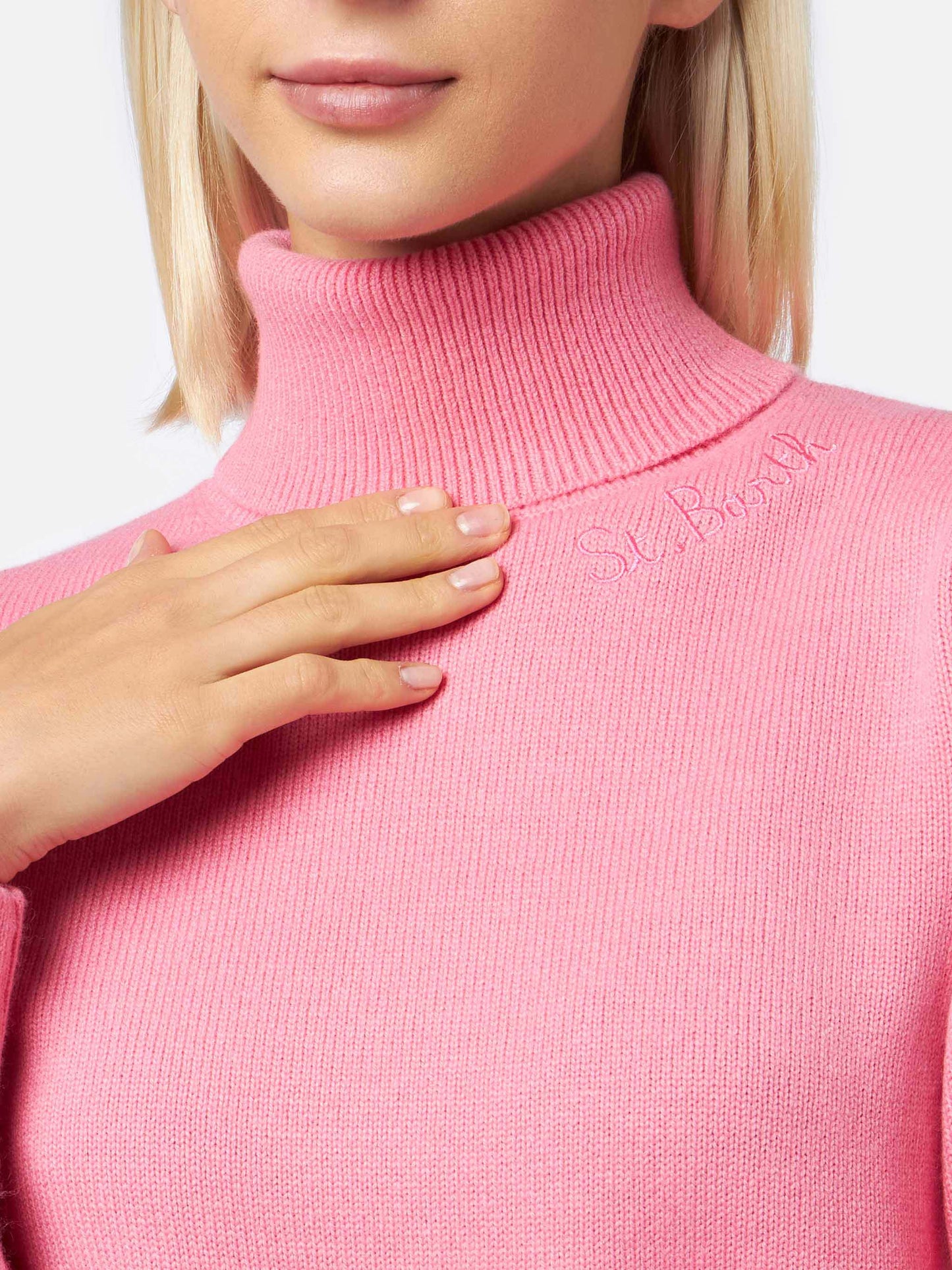 Maglione da donna dolcevita rosa lavorato a maglia 