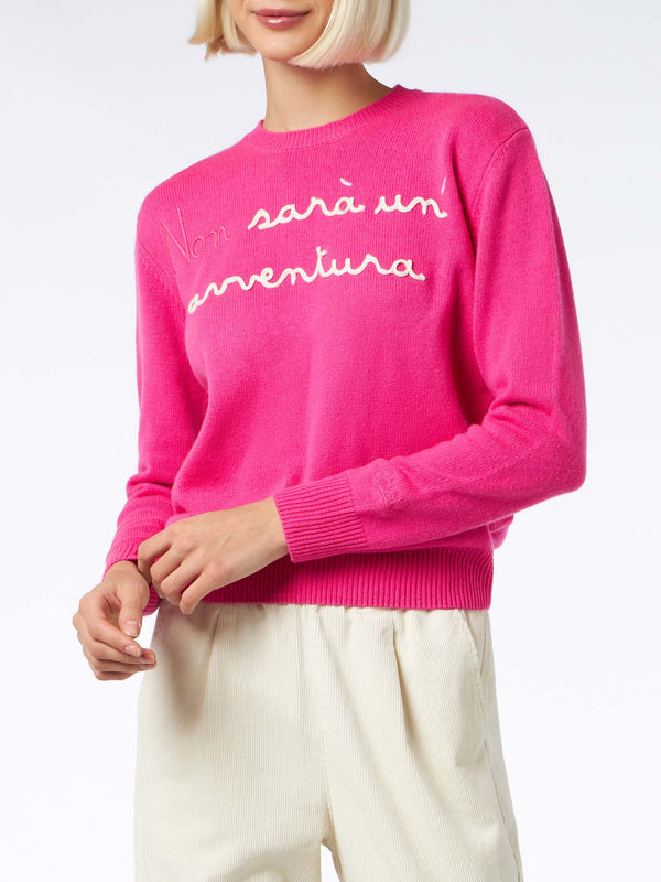 Damen-Pullover in Fluo-Rosa mit Rundhalsausschnitt und Stickerei „Non Sarà un'Avventura“ | NIKI DJ SONDEREDITION