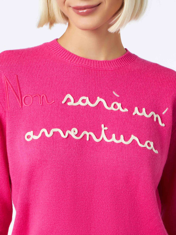 Damen-Pullover in Fluo-Rosa mit Rundhalsausschnitt und Stickerei „Non Sarà un'Avventura“ | NIKI DJ SONDEREDITION