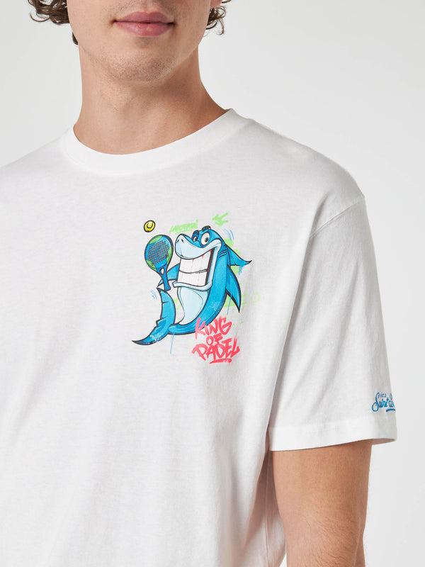Herren-Baumwoll-T-Shirt mit platziertem Aufdruck „Crypto Marionetten Shark Padel“ auf Vorder- und Rückseite | CRYPTO PUPPETS SONDERAUSGABE