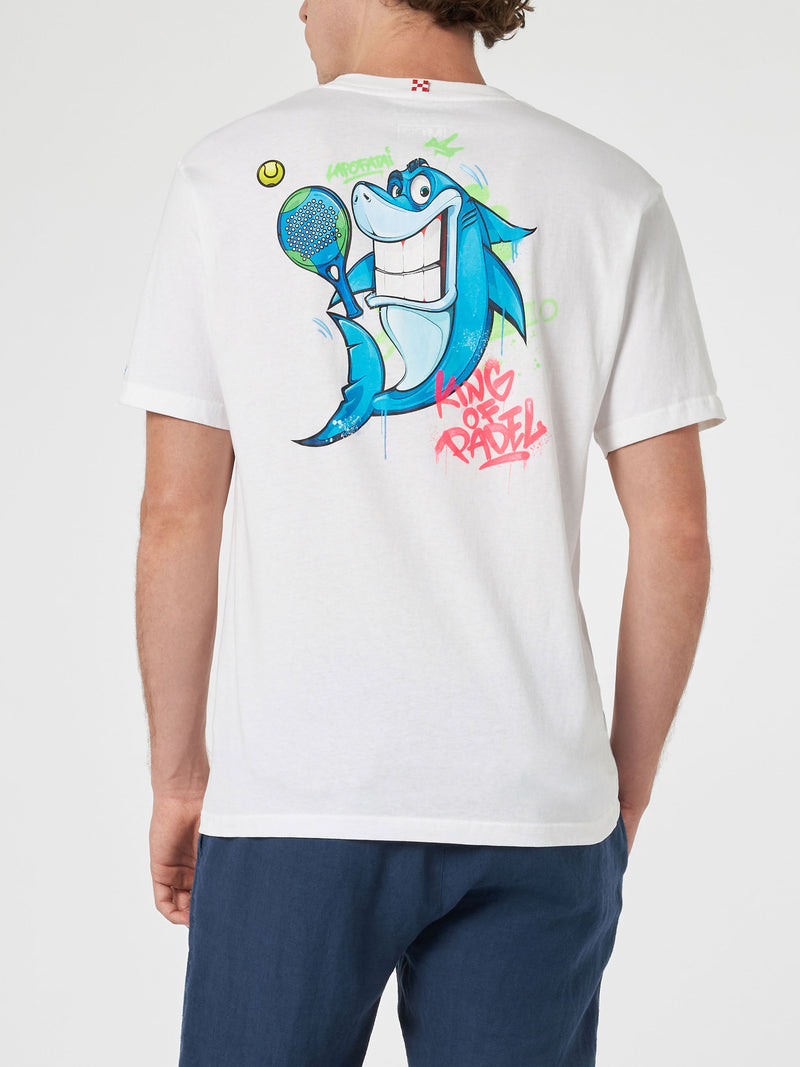Herren-Baumwoll-T-Shirt mit platziertem Aufdruck „Crypto Marionetten Shark Padel“ auf Vorder- und Rückseite | CRYPTO PUPPETS SONDERAUSGABE