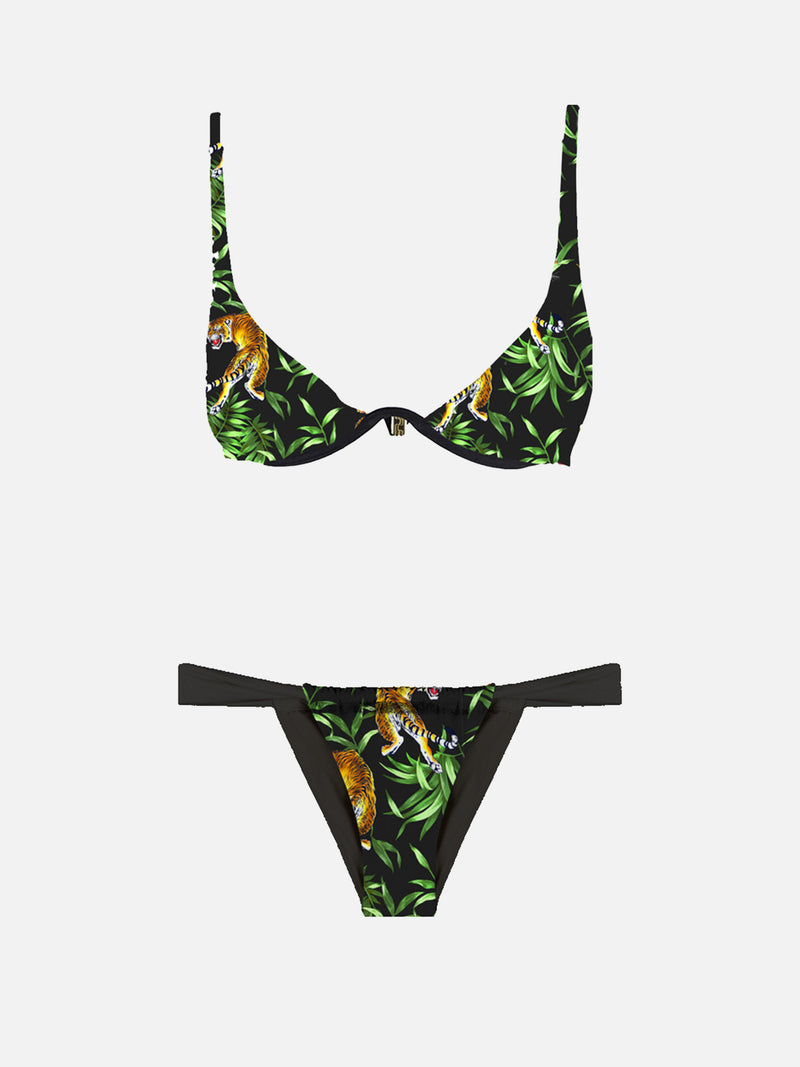 Woman V-wired underwire bikini