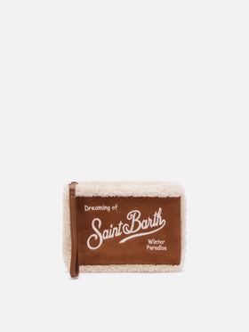 pochette marrón de falso borreguito Aline con bordado del logo 
