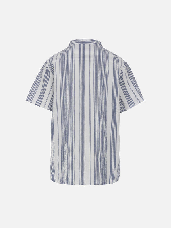 Kurzärmliges Seersucker-Hemd für Jungen mit gestreiftem Allover-Print