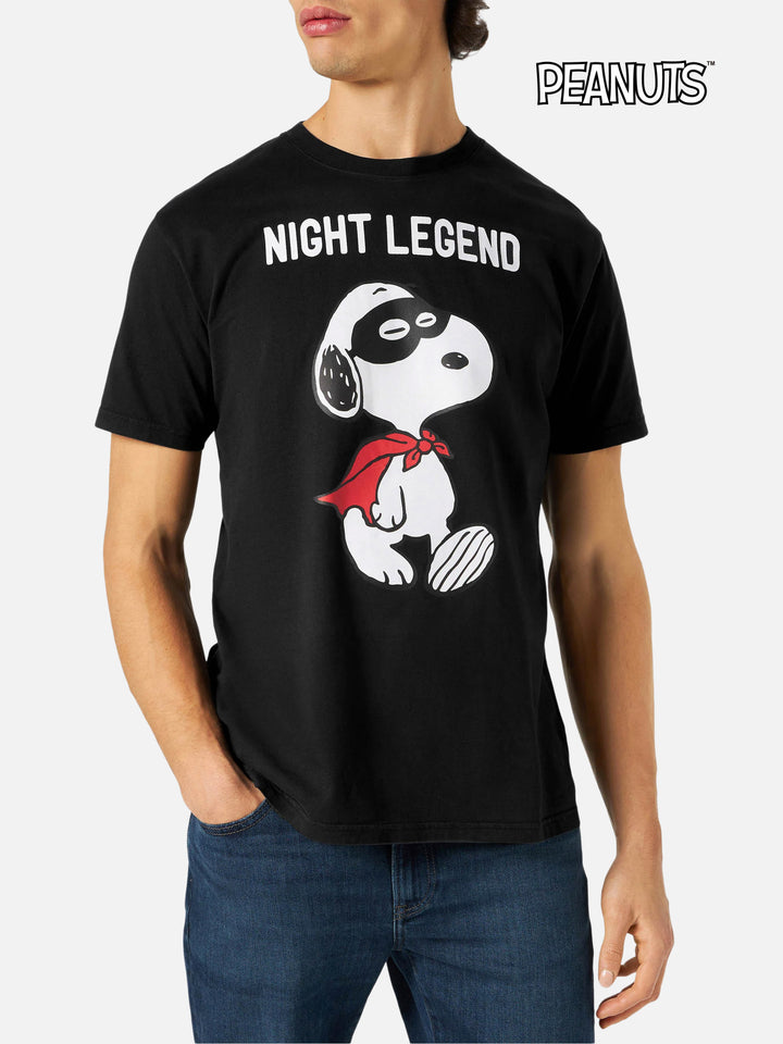 T-shirt da uomo in cotone con stampa Snoopy night legend | SNOOPY - EDIZIONE SPECIALE PEANUTS™