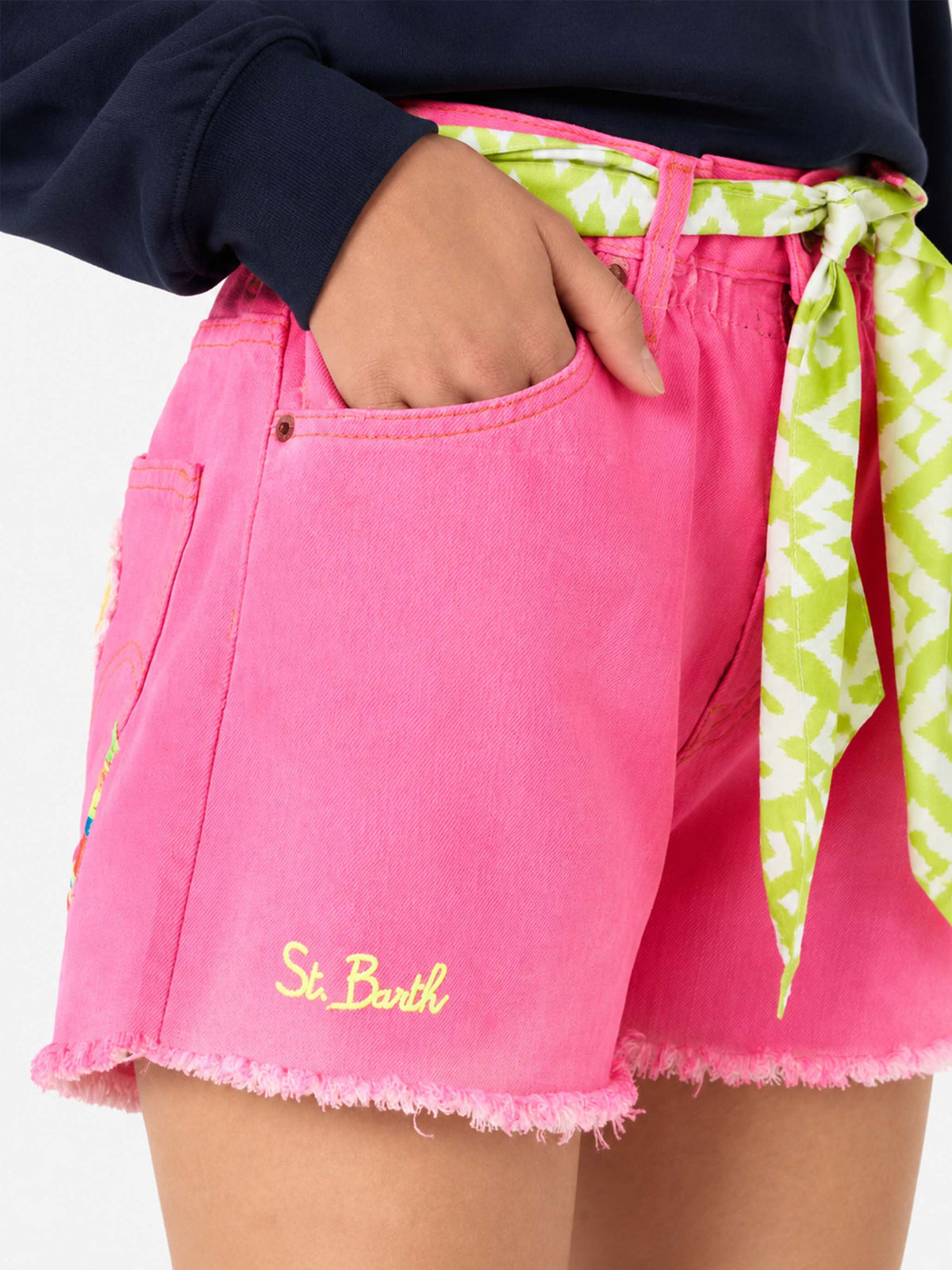 Short en denim Arizona rose avec broderies et appliqués 