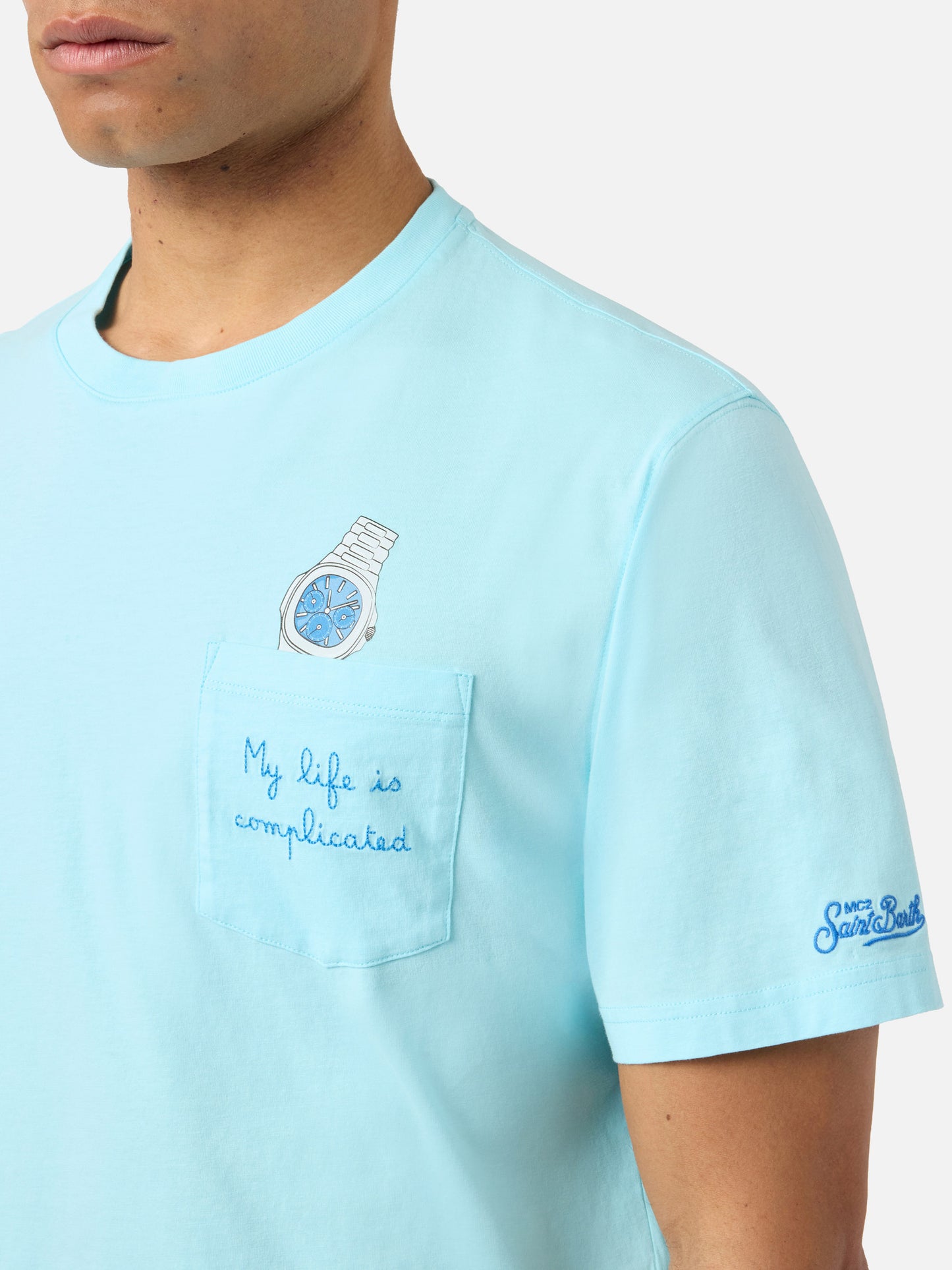 Camiseta Austin azul claro con bordado de reloj y My Life Is Complicated 