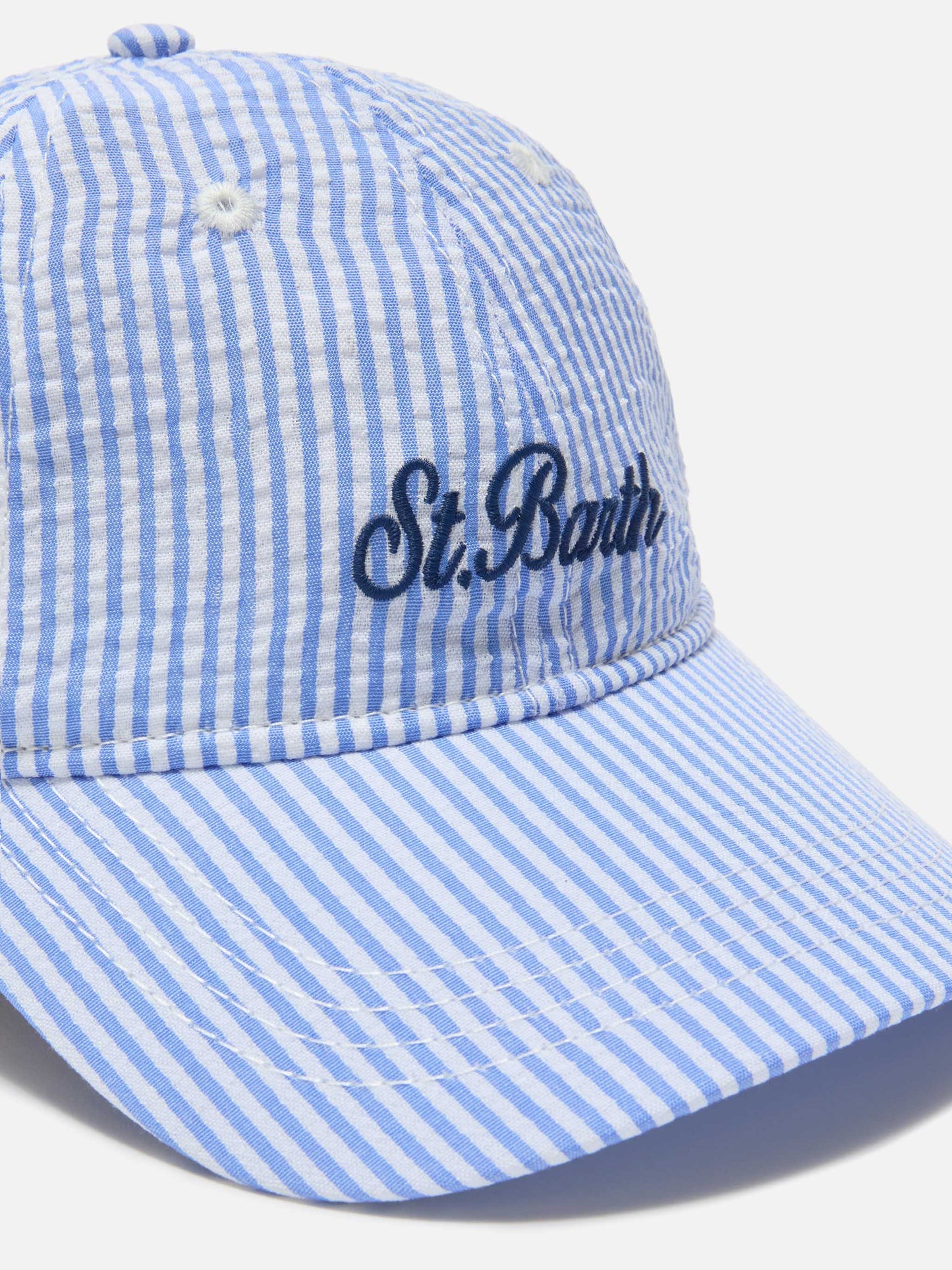 Baseball cap with visor in cotton seersucker with light blue and white stripes