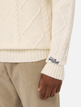 Jersey de punto trenzado color crema con cuello redondo y bordado St. Moritz | Special edition 