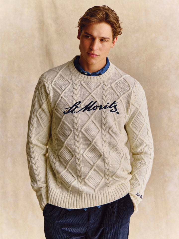 Pull à col rond en maille torsadée Cream avec broderie Bergen | Special edition 