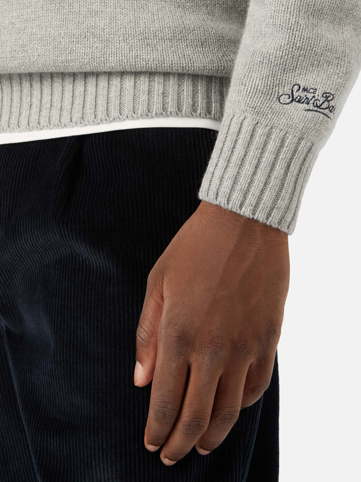 Grauer Bombardino leichter Rundhals-Strickpullover mit Après Ski Intarsie und Stickerei 