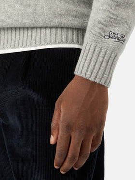 Grauer Bombardino leichter Rundhals-Strickpullover mit Après Ski Intarsie und Stickerei 
