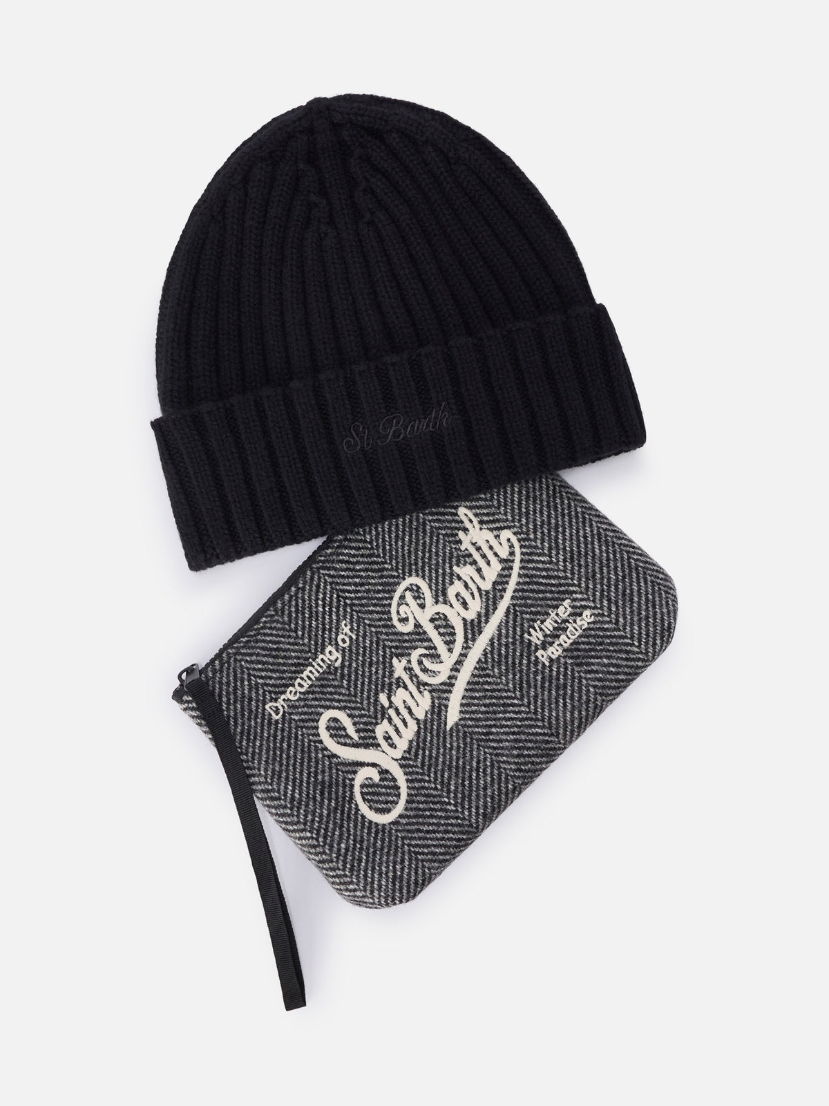 Set pochette con motivo spigato e berretto nero