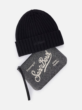 Set pochette con motivo spigato e berretto nero