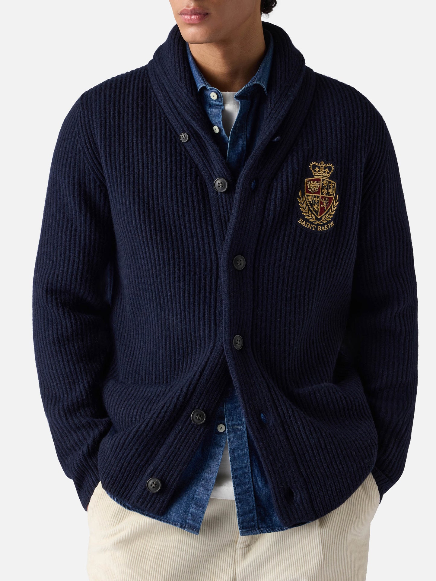 Blauer, gerippter Herren-Cardigan mit Schalkragen, Taschen und Aufnäher