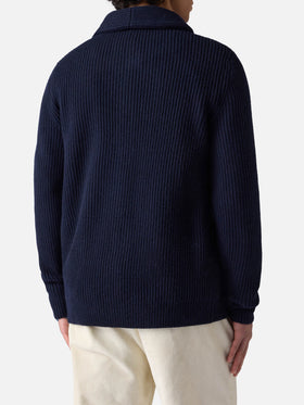 Blauer, gerippter Herren-Cardigan mit Schalkragen, Taschen und Aufnäher