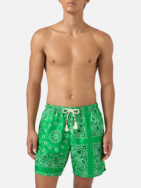 Caprese-Badeshorts mit grünem Bandana-Print 