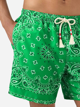 Caprese-Badeshorts mit grünem Bandana-Print 