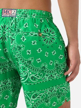 Caprese-Badeshorts mit grünem Bandana-Print 