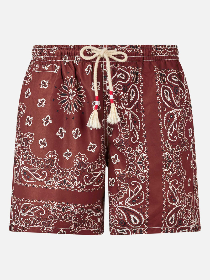 Herren-Badeshorts mit bordeauxrotem Bandana-Print