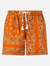 Herren-Badeshorts mit orangefarbenem Bandana-Aufdruck