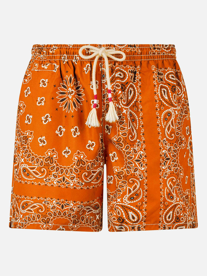 Herren-Badeshorts mit orangefarbenem Bandana-Aufdruck