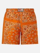 Herren-Badeshorts mit orangefarbenem Bandana-Aufdruck