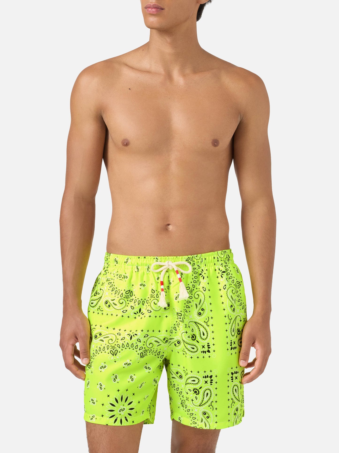 Caprese-Badeshorts mit Bandana-Muster in Fluogelb 