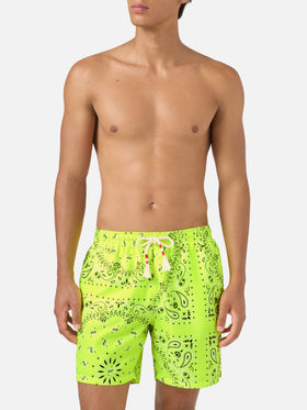 Caprese-Badeshorts mit Bandana-Muster in Fluogelb 
