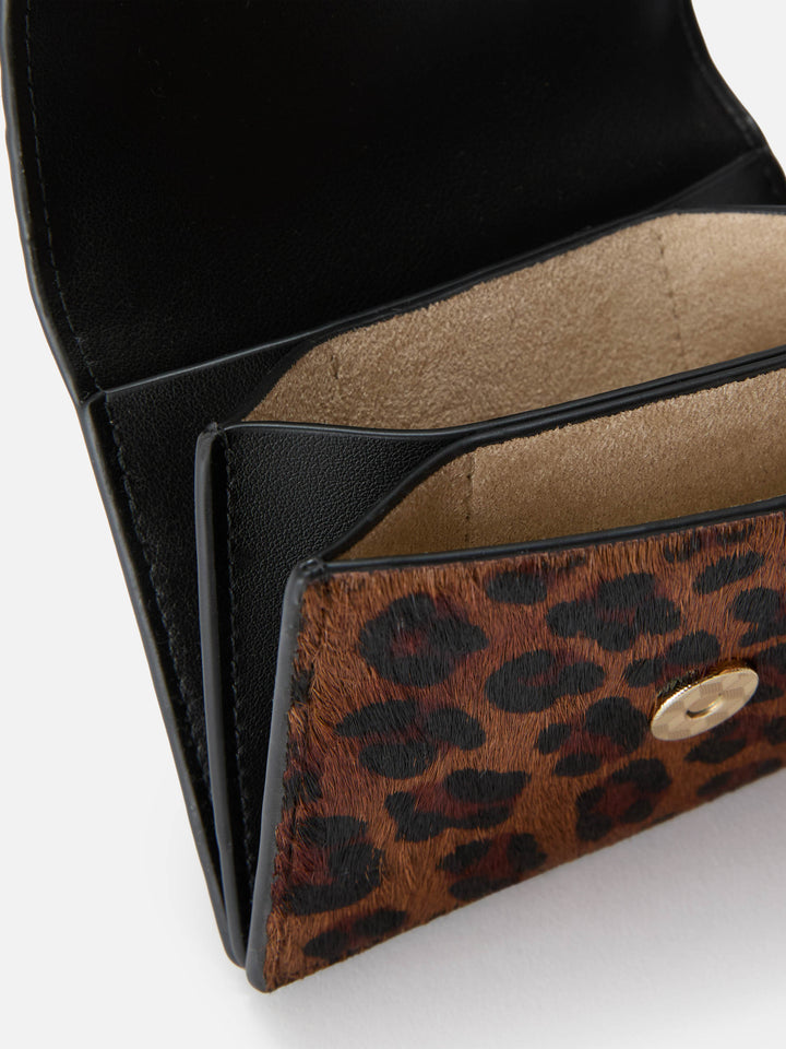 Tarjetero de piel con estampado de leopardo 