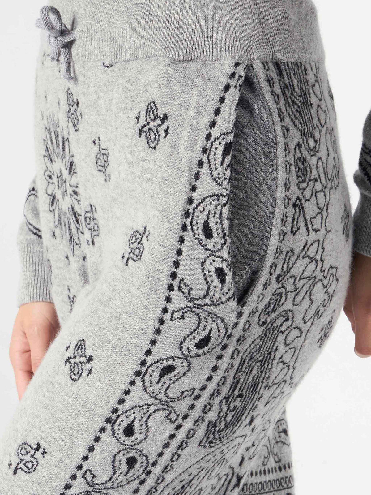 Pantaloni jogger da donna in maglia con jacquard bandana