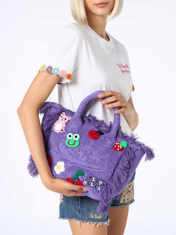 Colette – weiche Handtasche aus violettem Frottee mit mehreren Patches | BEEPY BELLA SPECIAL EDITION